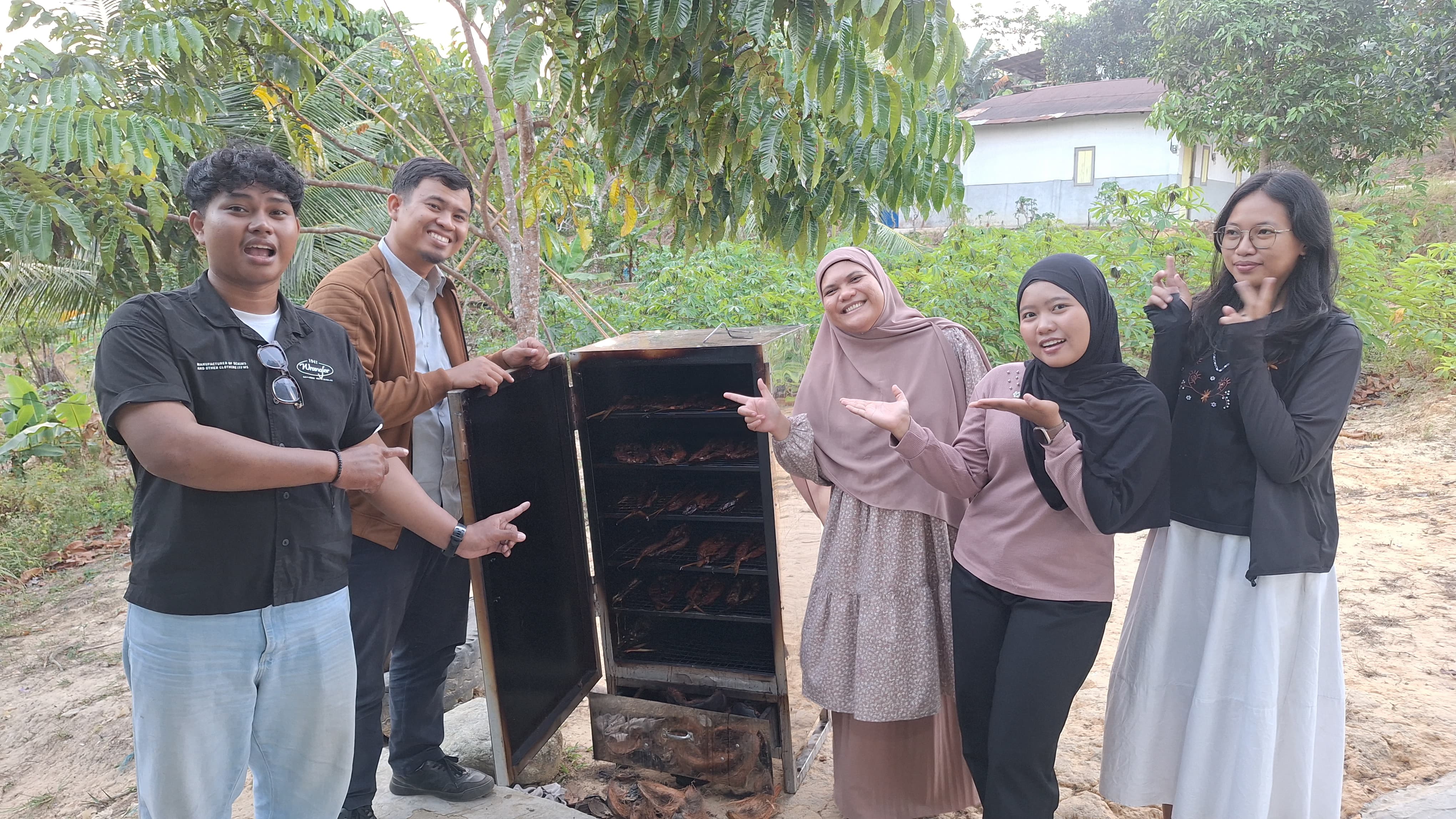 Kampus ITK Dampingi UMK Bandeng Asap sebagai Model Ekosistem Penguatan Kewirausahaan Lokal di Kota Balikpapan